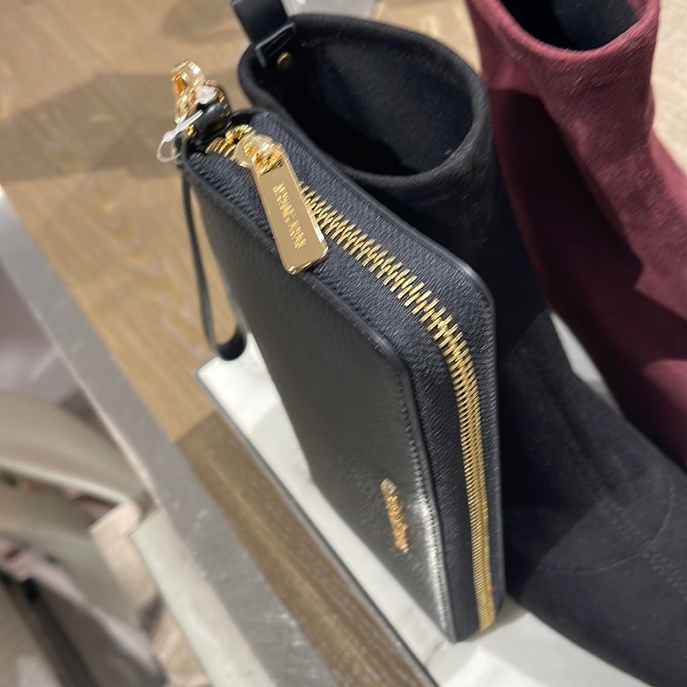 MICHAEL KORS LARGE TRAVEL CONTINENTAL WRISTLET WALLET PHONE HOLDER BLACK /Gold - Picture 2 of 16